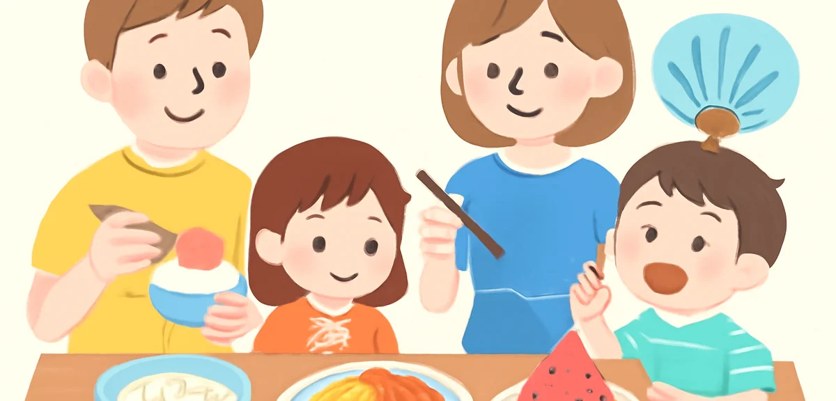 夏の食卓を囲む家族のイラスト。冷やし中華、そうめん、かき氷、スイカが並び、団扇を持つ子ども。明るく爽やかな雰囲気